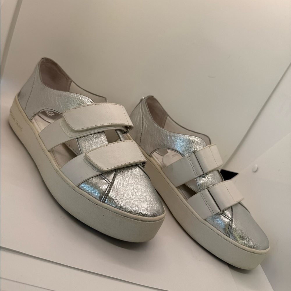 Micheal Kors Women's Silver and White Sneakers 7,5